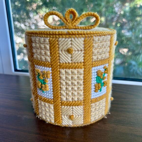 Vintage 1970s Toilet Paper Holder – Handmade Plastic Canvas Yarn Cover with Lid - Picture 1 of 9